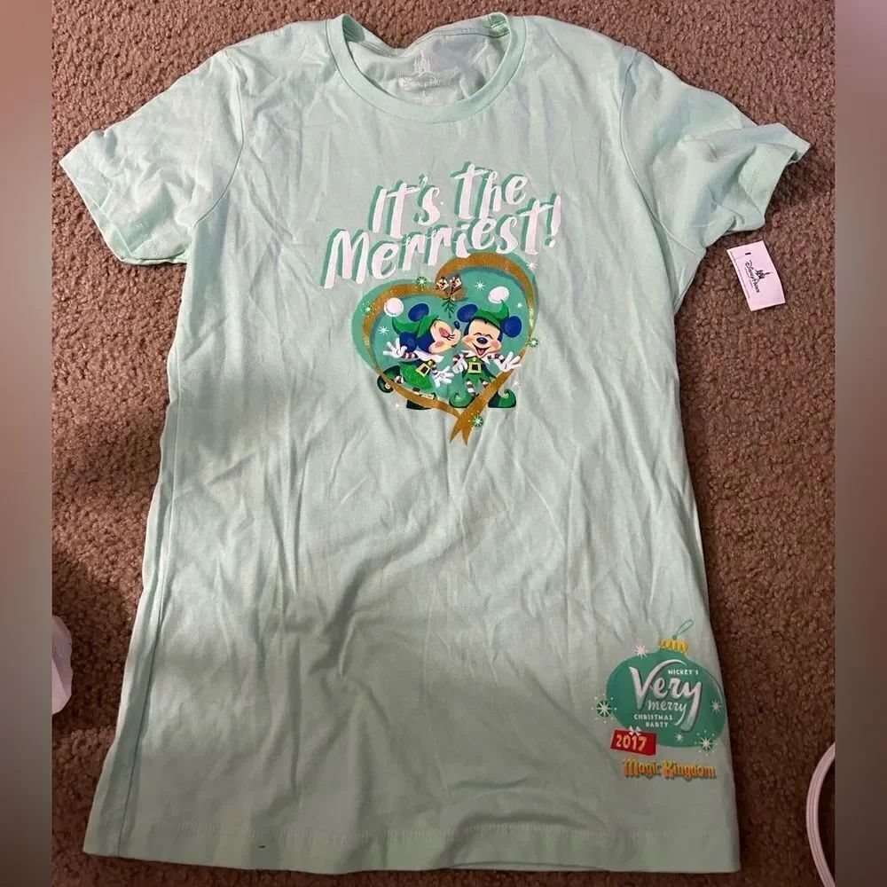 Disney Minnie and Mickey Mouse Magic Kingdom Christmas Tshirt NWT